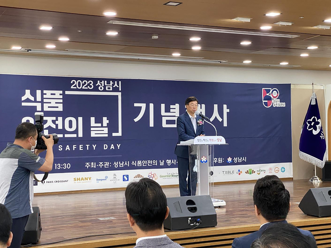 <strong>지난해 성남시청 3층 한누리에서 열린 식품안전의날 기념행사 때 신상진 시장이 인사말을 하고 있다.</strong>