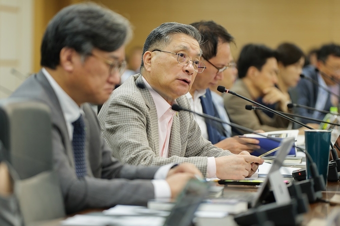 <strong>10일(월), 이한준 LH 사장이 진주 LH 본사에서 개최된 ‘공공주택 공급 촉진 점검회의’에서 발언하고 있다.</strong>