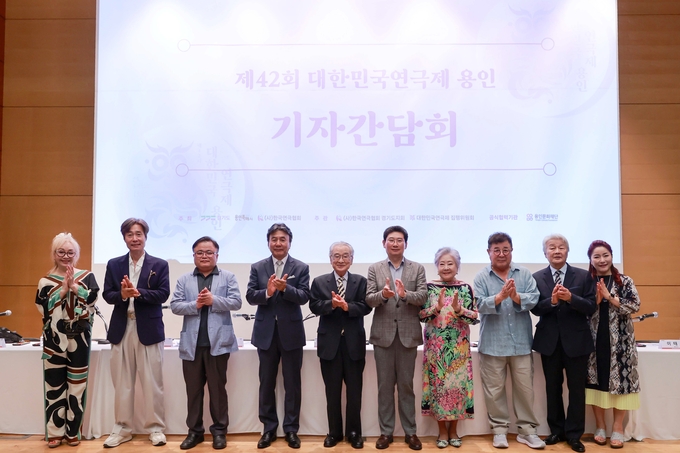 <strong>11일 용인문화예술원 국제회의실에서 열린 '제42회 대한민국연극제 용인' 기자간담회에 참석한 이상일 용인특례시장과 이순재 명예대회장, 홍보대사들의 모습</strong>