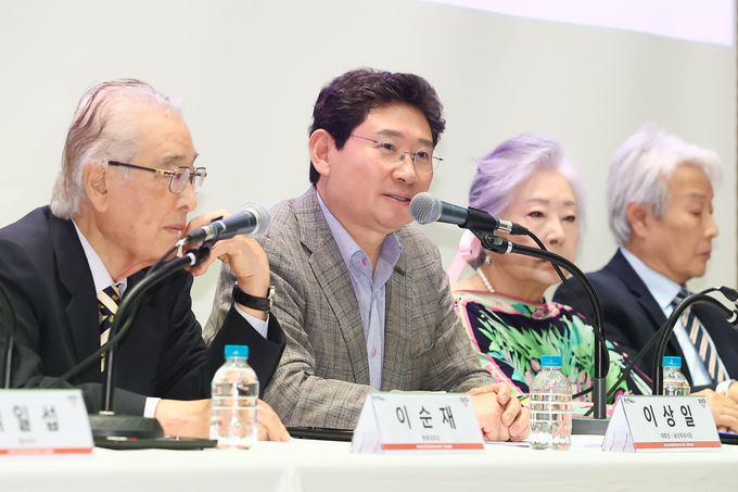 11일 용인문화예술원 국제회의실에서 열린 '제42회 대한민국연극제 용인' 기자간담회에서 행사계획과 준비 과정, 기대효과 등을 상세하게 설명하고 있다.
