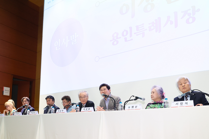 11일 용인문화예술원 국제회의실에서 열린 '제42회 대한민국연극제 용인' 기자간담회에 참석한 이상일 용인특례시장과 이순재 명예대회장, 홍보대사로 참여한 배우들의 모습)