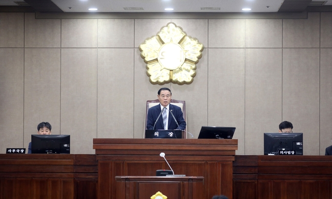 <strong>신임 이재식 의장</strong>