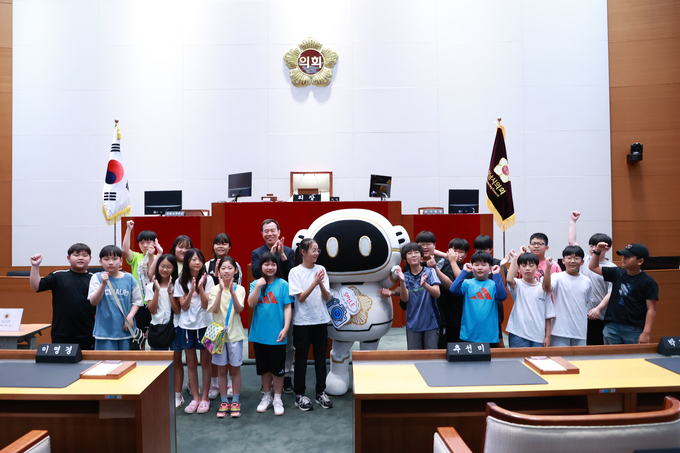 <strong>중부초등학교 5학년 학생 23명이 11일 성남시의회 1층 홍보관을 관람하고 안극수 의원과 함께 단체 기념촬영을 하고있다.</strong>
