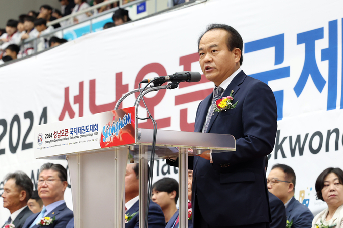 <strong>성남시의회 이덕수 의장이 축사를 하고 있다.</strong>