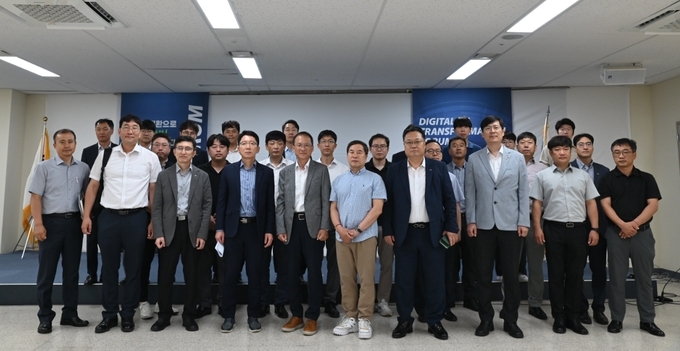 <strong>화성도시공사 임직원 및 외부전문가들이 디지털플랫폼 정부 구현을 위한 DX포럼을 성황리에 개최했다. (화성도시공사 제공)</strong>