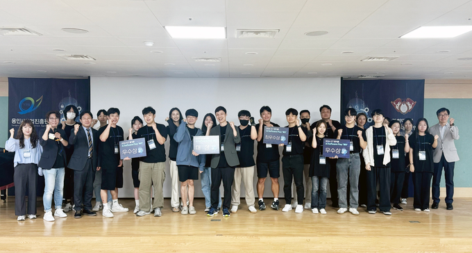 <strong>해커톤 수상자와 참가자들이 기념촬영을 하고 있다</strong>