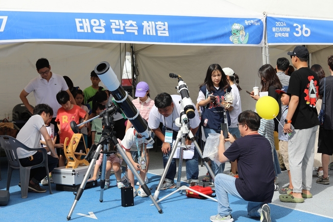 <strong>28일 용인미르스타디움에서 열린 '2024 용인시민 페스타' 사이버과학축제장 모습</strong>