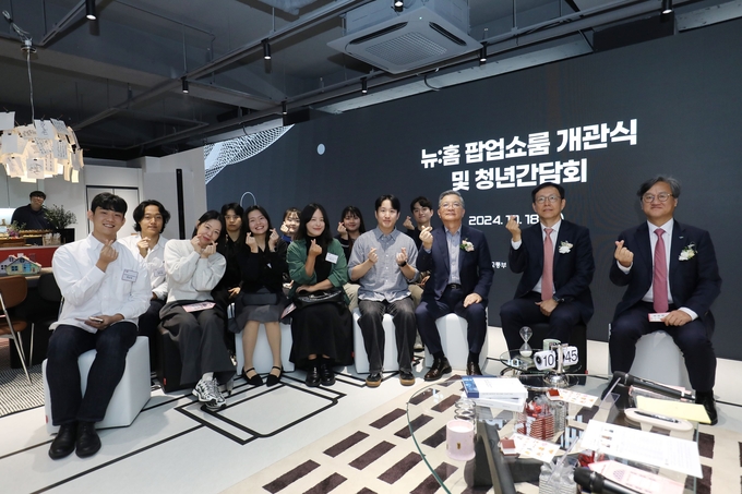 <strong>18일(금) LH ‘뉴:홈 팝업 쇼룸’ 개관식 및 청년간담회에서 이한준 LH 사장(오른쪽 세 번째), 김규철 국토교통부 주택토지실장(오른쪽 두 번째) 등 정책 관계자와 뉴:홈 공모전 수상자, 청년 팝업 자문단 등이 함께 기념촬영을 하고 있다.</strong>