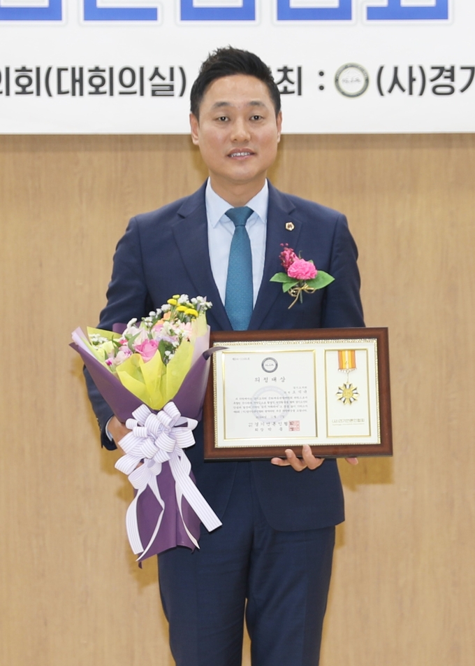 <strong>경기도의회 오석규 의원이 1일 "제6회 (사)경기언론인협회 광역의원부문 의정대상"을 수상하고 있다.</strong>