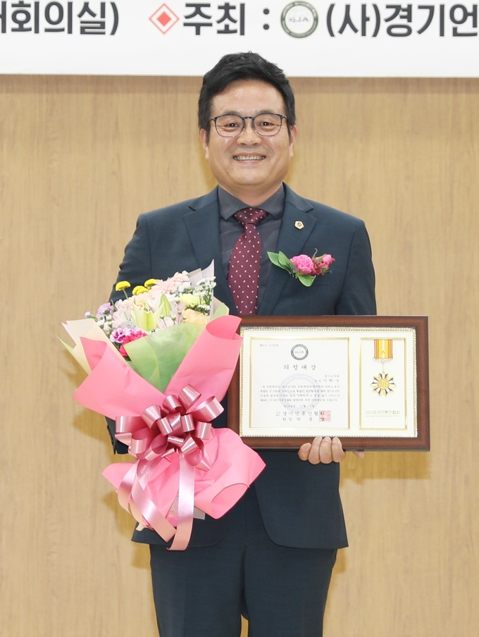 <strong>경기도의회 이학수 의원이 1일 "제6회 (사)경기언론인협회 광역의원부문 의정대상"을 수상하고 있다.</strong>