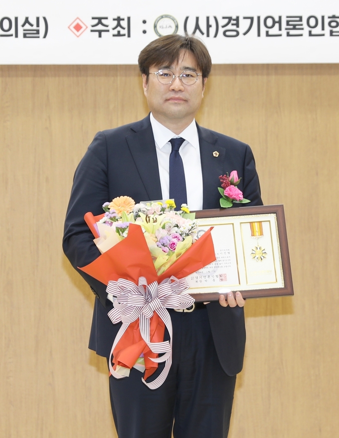 <strong>경기도의회 이진형 의원이 1일 "제6회 (사)경기언론인협회 광역의원부문 의정대상"을 수상하고 있다.</strong>