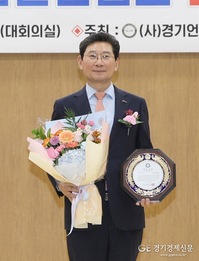 <strong>이상일 용인특례시장 1일 '제6회 (사)경기언론인협회 '적극 행정부문' 최우수 대상을 수상하고 있다.</strong>