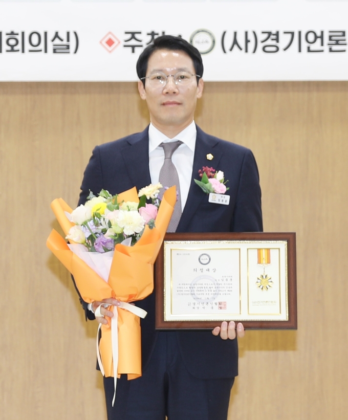 <strong>포천시의회 임종훈 의장이 1일 '제6회 (사)경기언론인협회 의정 대상' 시상식에서 '기초의원부문 의정대상'을 수상하고 있다.</strong>