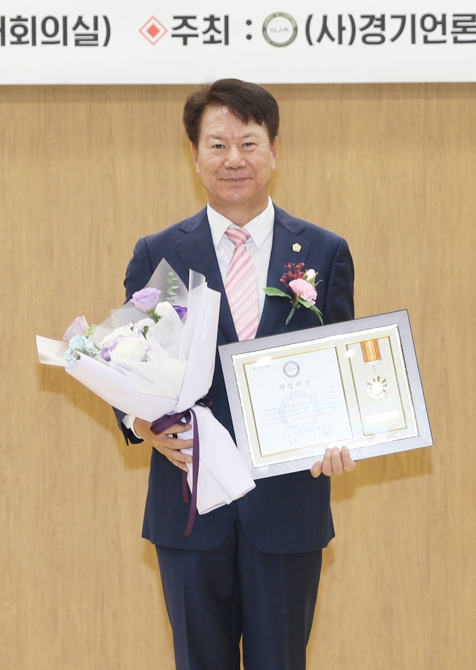 <strong>이천시의회 김재헌 부의장이 1일 '제6회 (사)경기언론인협회 의정 대상' 시상식에서 '기초의원부문 의정대상'을 수상하고 있다.</strong>