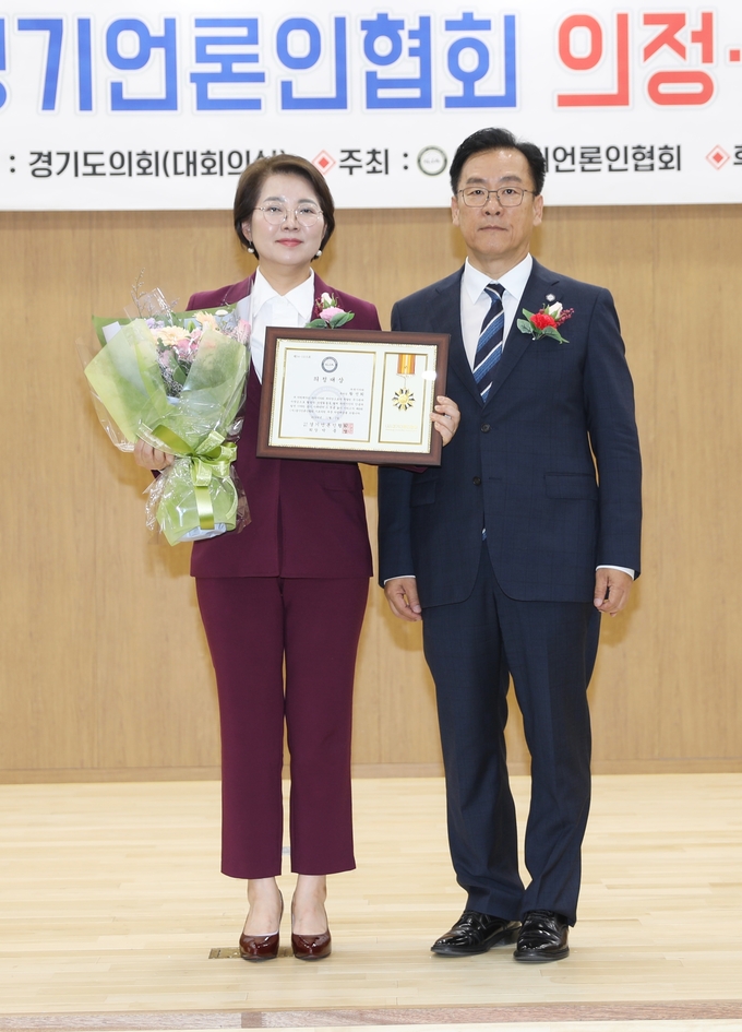<strong>과천시의회 황선희 부의장이 1일 '제6회 (사)경기언론인협회 의정 대상' 시상식에서 '기초의원부문 의정대상'을 수상하고 있다.</strong>