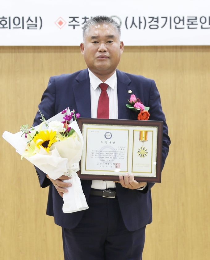 <strong>광명시의회 이재한 의원이 1일 '제6회 (사)경기언론인협회 의정 대상' 시상식에서 '기초의원부문 의정대상'을 수상하고 있다.</strong>