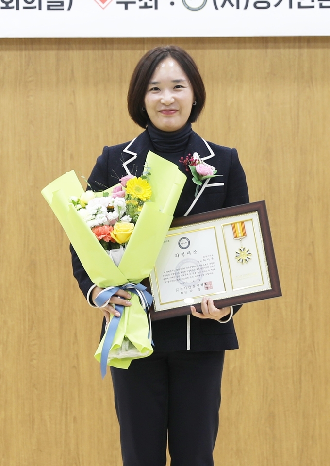 <strong>광주시의회 최서윤 의원이 1일 '제6회 (사)경기언론인협회 의정 대상' 시상식에서 '기초의원부문 의정대상'을 수상하고 있다.</strong>