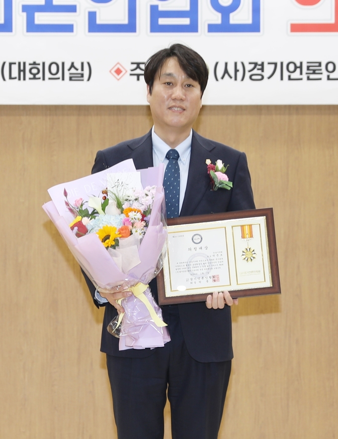 <strong>안양시의회 박준모 의장이 1일 '제6회 (사)경기언론인협회 의정 대상' 시상식에서 '기초의원부문 의정대상'을 수상하고 있다.</strong>