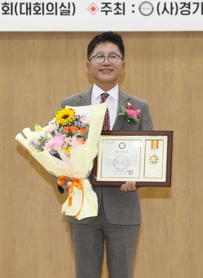<strong>안양시의회 허원구 의원이 1일 '제6회 (사)경기언론인협회 의정 대상' 시상식에서 '기초의원부문 의정대상'을 수상하고 있다.</strong>