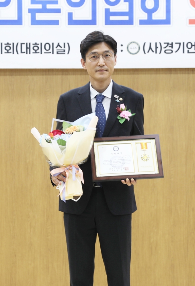 <strong>용인시의회 박인철 의원이 1일 '제6회 (사)경기언론인협회 의정 대상' 시상식에서 '기초의원부문 의정대상'을 수상하고 았다.</strong>