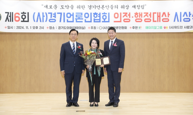 <strong>1일 김영화 미디어큐 대표기자 김진경 경기도의회 의장으로부터 공로표창을 수상하고, 박종명 (사)경기언론인협회 회장 등과 함께 기념촬영을 하고 있다.</strong>