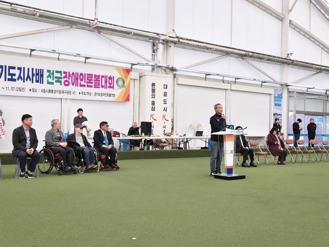 <strong>권훈겸 경기도장애인론볼연맹 회장이 인사말을 하고 있다.</strong>