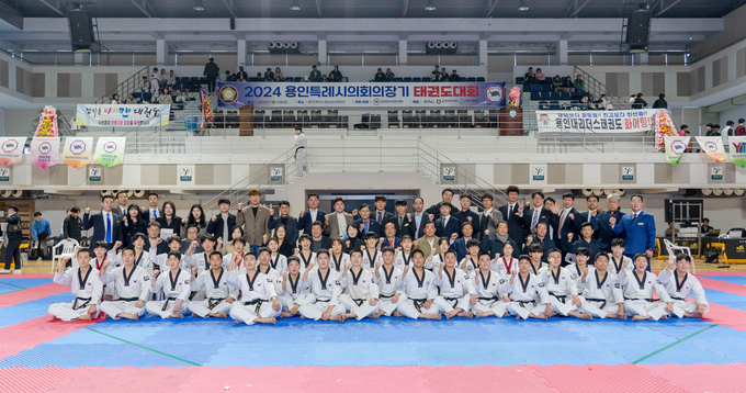 <strong>2024년 용인특례시의회 의장기 태권도 대회 참석자들과 태권도 시범단이 기념촬영을 하고 있다.</strong>
