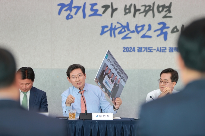 <strong>이상일 용인특례시장이 11일 경기도청에서 열린 정책간담회에서 경기남부광역철도사업의 성공 추진을 위해 2023년 2월 맺은 협약 사진을 보여 주며 김 지사의 적극적인 협력을 요구했다 </strong>