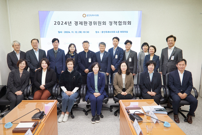 <strong>경제환경위원회 위원들과 관계부서 직원들이 기념사진을 찍고 있다.</strong>