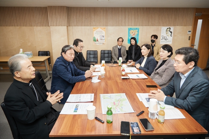 <strong>의원연구단체 「용인, 역사종교문화여행의 시작」 회원들과 관계자 등이 협력을 논의하고 있다.</strong>