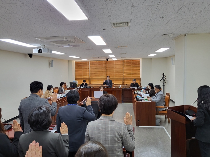 <strong>문화복지위원회 복지국 행정사무감사 선서모습</strong>
