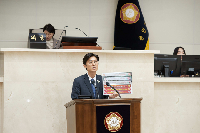 <strong>박인철 의원이 5분 발언을 하고 있다.</strong>