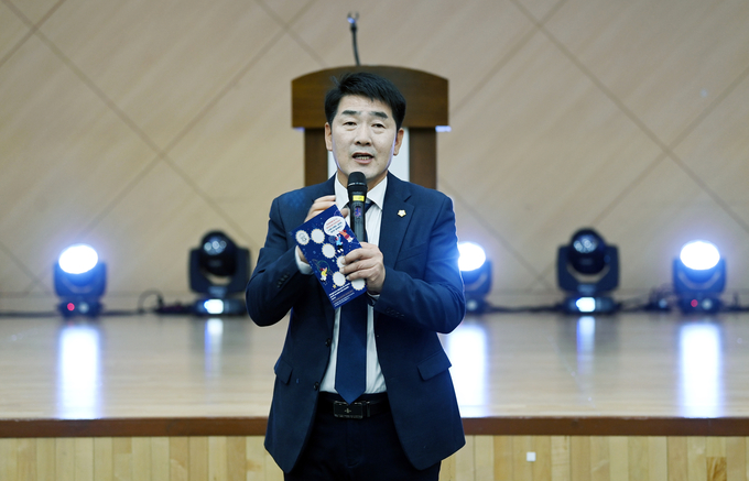 <strong>축사 진행 중인 배정수 의장</strong>