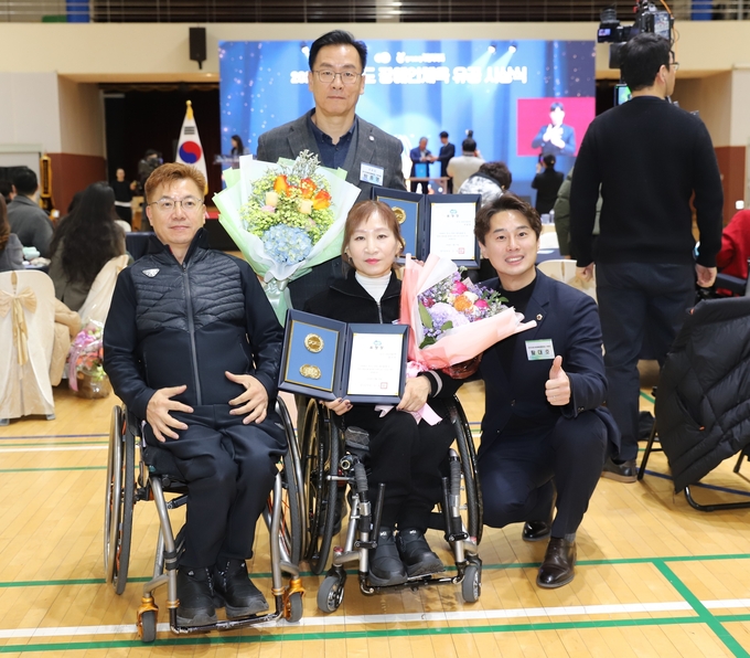 <strong>황대호 경기도의회 문화체육관광위원장 20일 2024년 경기도 장애인체육 유공 시상식에서 경기도지사 표창 수상자인 경기도장애인론불연맹 문지숙 선수와 박종명 자문위원 등과 기념촬영을 하고 있다.</strong>