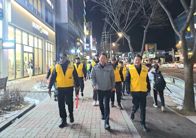<strong>이재성 광주경찰서 경안지구대장이 23일 경안지구대·생활안전협의회·자율방범대·외국인자율방범대·경우회 대원들과 함께 경안시장 골목 등 관내 취약지역에 대해 합동순찰을 돌고 있다.</strong>