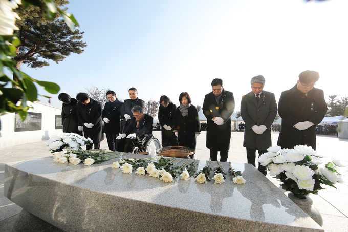 <strong>.헌화 및 참배 중인 화성시특례시의회 의원 일동</strong>