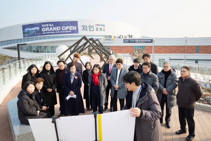 <strong>용인특례시의회 의원들이 세종포천고속도로 사업에 대해 관계자로부터 설명을 듣고 있다.</strong>