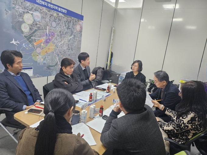 <strong>수원 군 공항 이전 공감대 확산을 위한 상생협력전문지원단 자문회의 모습</strong>