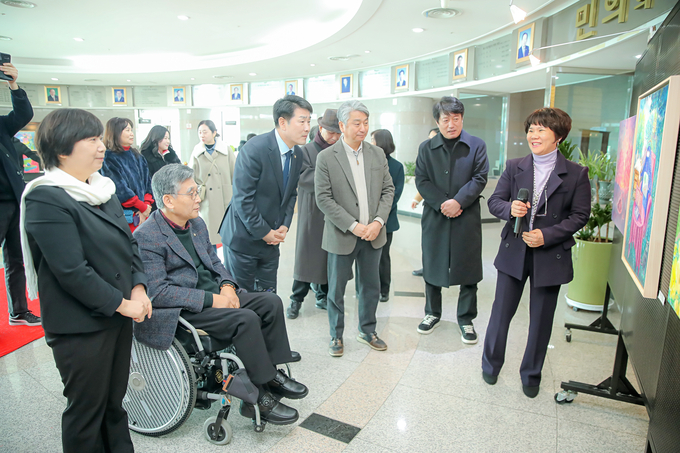 <strong>배정수 의장과 의원들이 작품을 살펴보고 있다</strong>