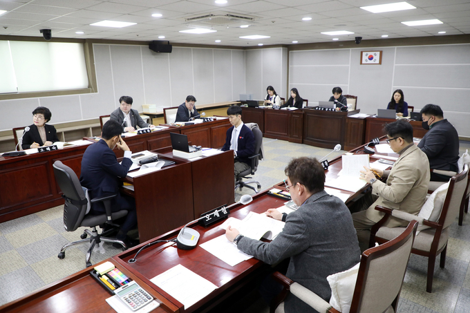 <strong>수원특례시의회 문화체육위원회가 10일 문화청년체육국 소관부서의 업무보고를 청취하고 있다.</strong>