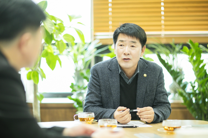 <strong>배정수 의장이 관내 지역업체 구매 활성화 간담회에서 대담 중이다</strong>