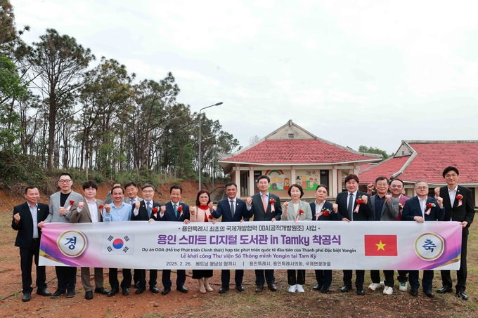 <strong>용인특례시가 ODA 사업으로 건립을 지원한 용인 스마트 디지털도서관 건립 착공식 참석자들이 기념 촬영을 하고 있다.</strong>