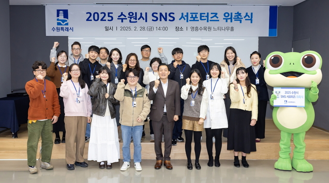 <strong>이재준 수원시장(왼쪽 5번째)과 수원시 SNS 서포터즈가 함께하고 있다.</strong>