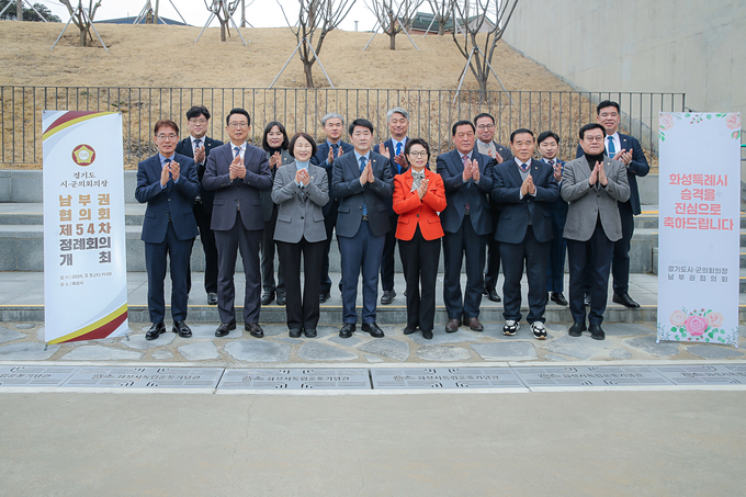 <strong>화성특례시의회 배정수 의장 및 의원들</strong>