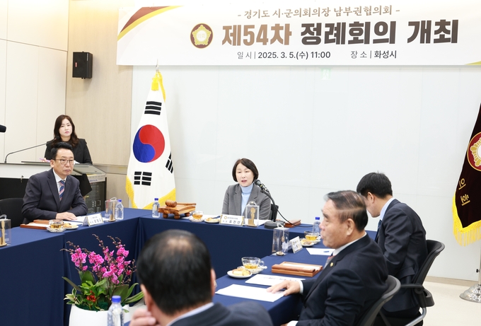 <strong> 경기도시‧군의장 남부권협의회 제54차 정례회의에서 유진선 용인특례시의회 의장이 발언하고 있다.</strong>