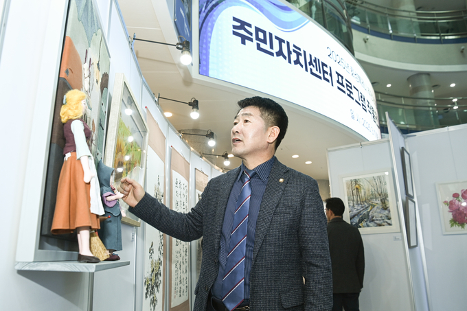 <strong>작품 감상 중인 배정수 의장</strong>