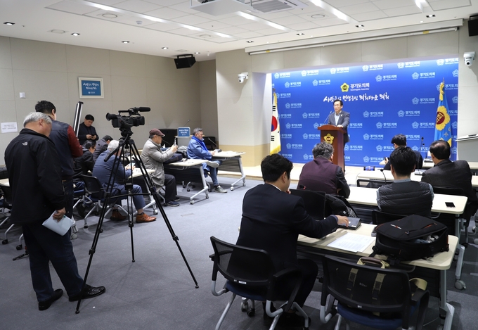 <strong>(사)경기언론인협회 박종명 회장이 18일 경기도의회 브리핑룸에서 기자회견을 통해 성명서 발표하고 있는 모습</strong>
