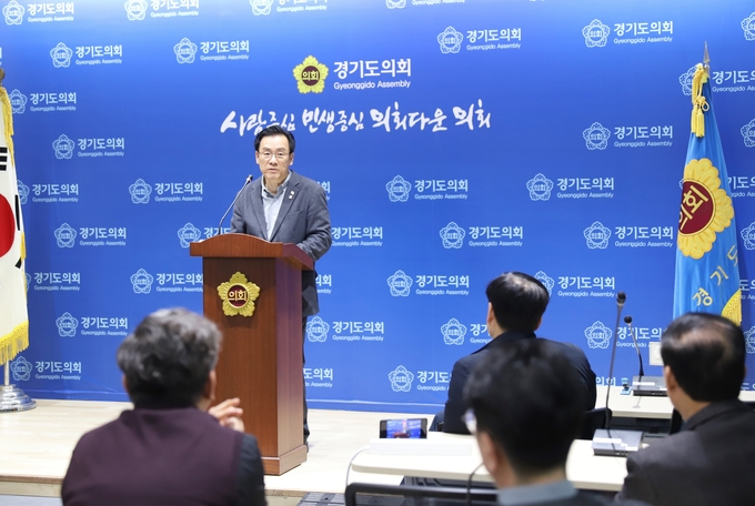 <strong>(사)경기언론인협회 박종명 회장이 기자들의 질문에 답변을 하고 있다.</strong>
