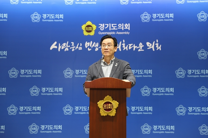 <strong>(사)경기언론인협회 박종명 회장이 18일 경기도의회 브리핑룸에서 기자회견을 통해 성명서 발표하고 있다.</strong>