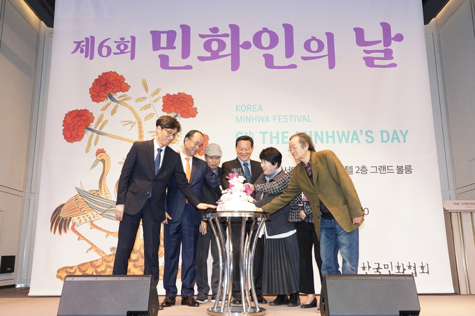 (사)한국민화협회 설립 30주년 기념에서 신임 이기순 회장과 내빈들이 함께 축하 케익을 커팅하고 있다.